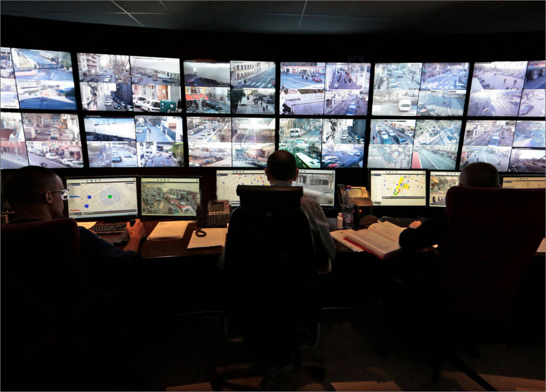 municipal-police-officers-watch-screens-in-the-video-surveillance-H5MTMN